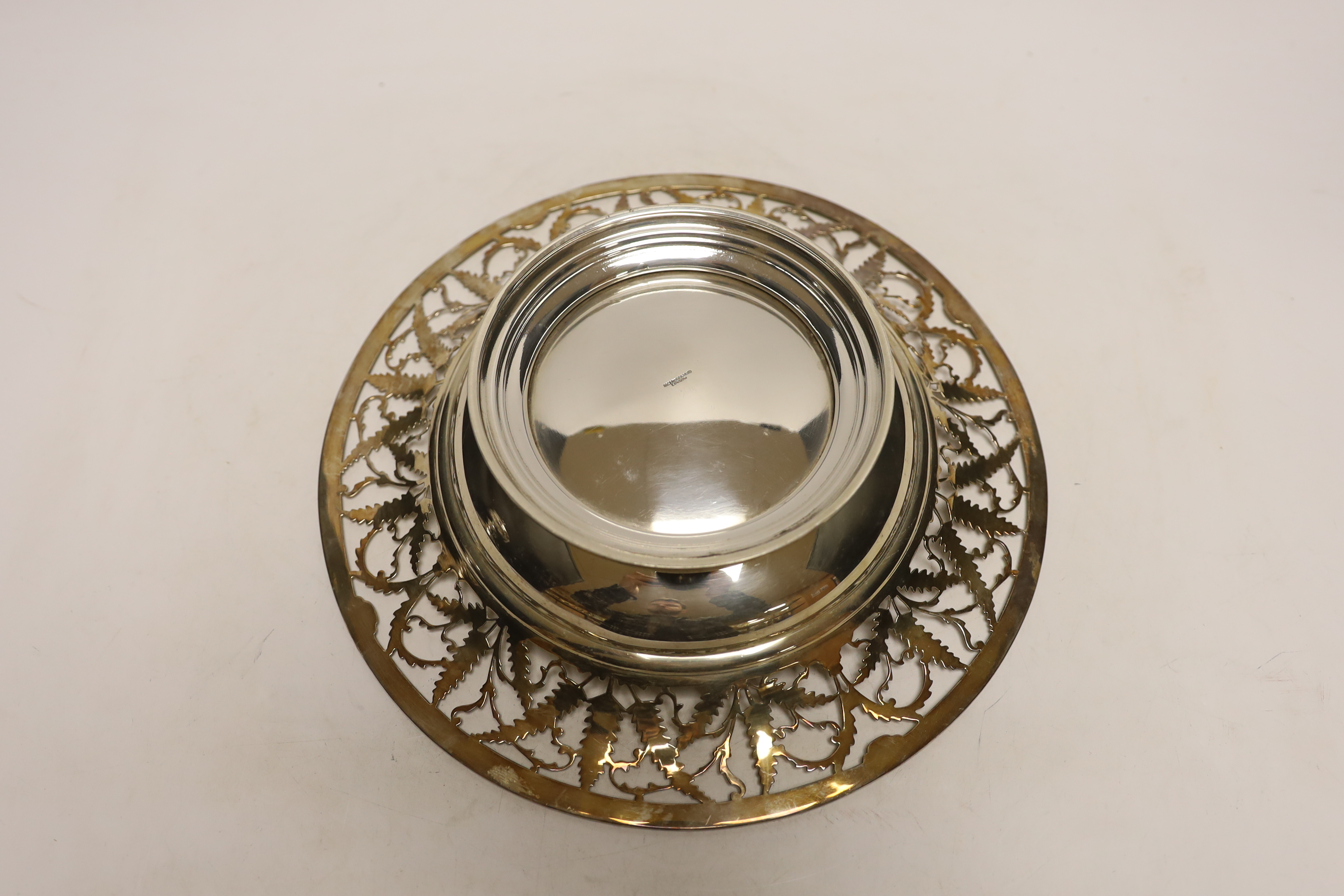 A George VI silver pierced fern pattern pedestal dish, Selfridge & Co Ltd, Birmingham, 1937, diameter 26.8cm, 16.5oz.